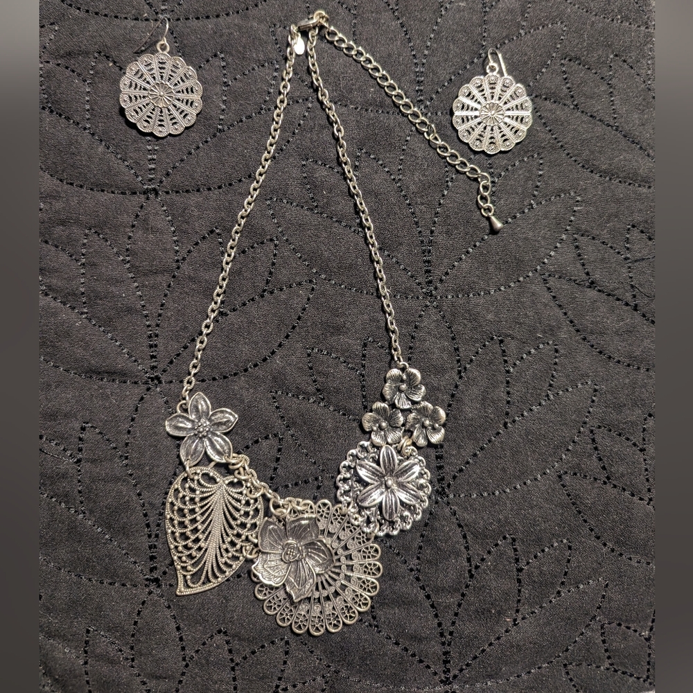 Premier Designs Floral Necklace